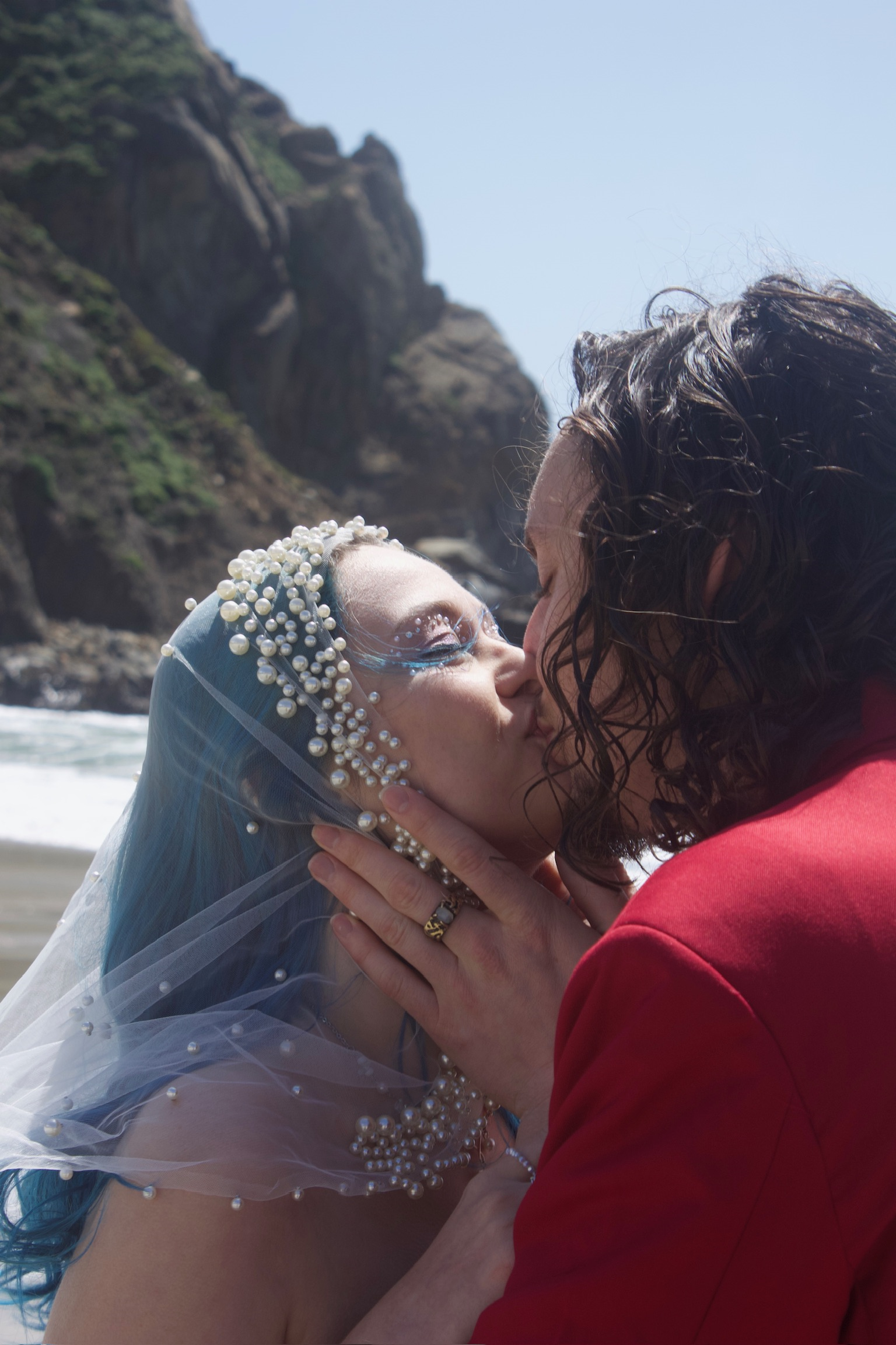 Syd and Noah kissing